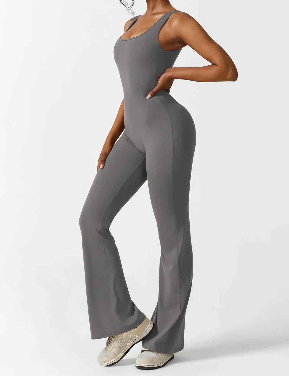 OMNIYA™ | Tuta Flared con V-Scollo