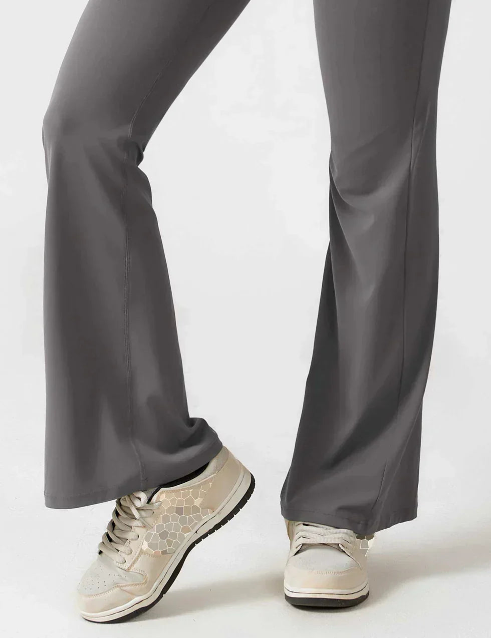 OMNIYA™ | Tuta Flared con V-Scollo