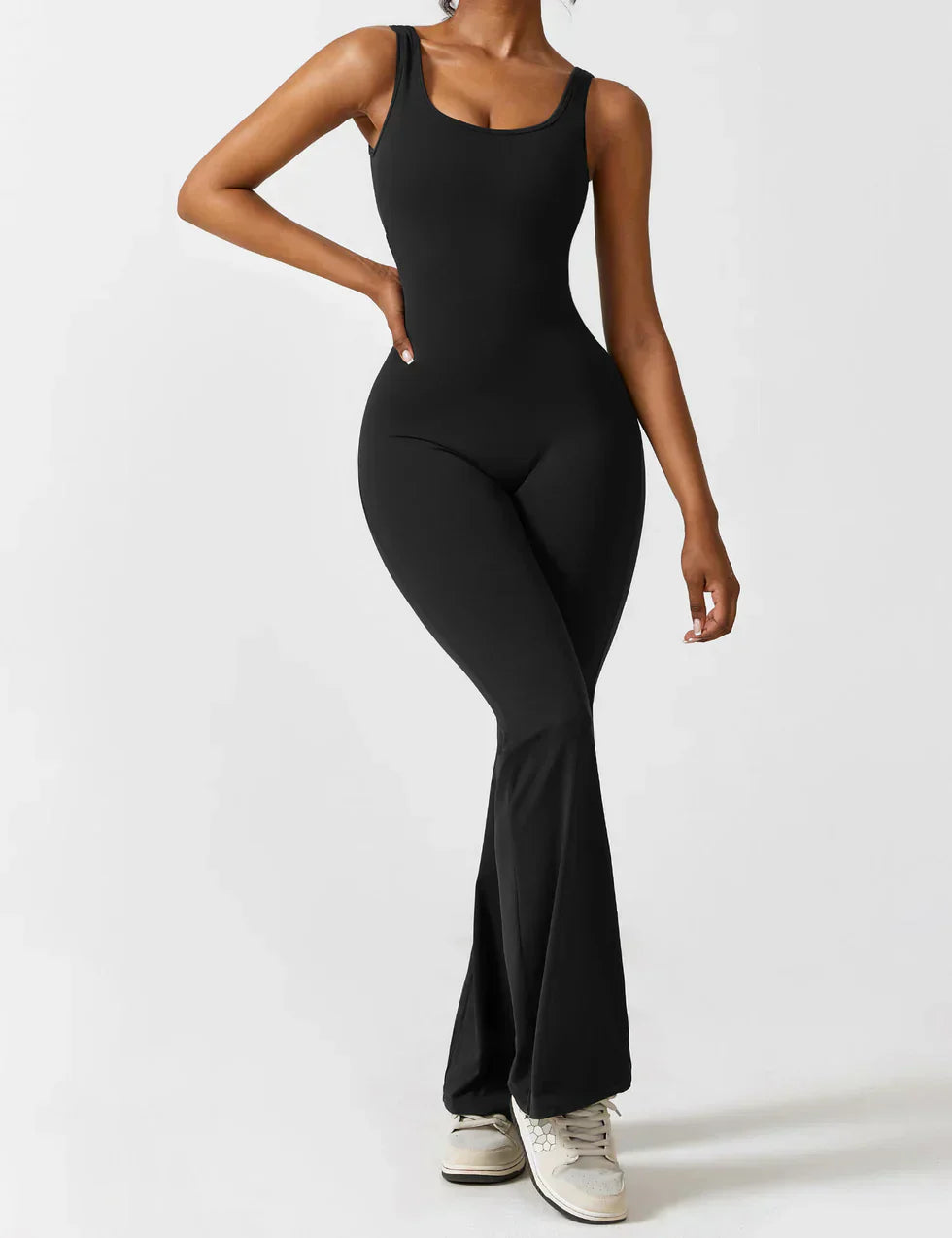 OMNIYA™ | Tuta Flared con V-Scollo