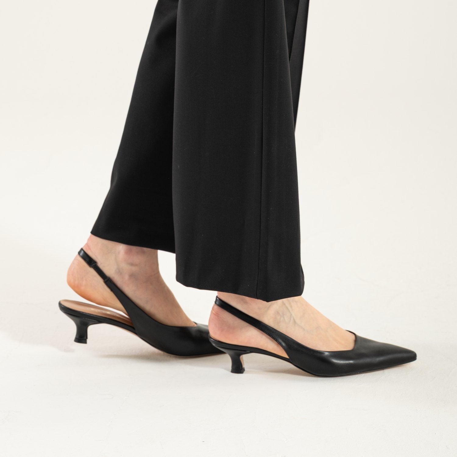 OMNIYA™ | Scarpe con Tacco Basso Nere
