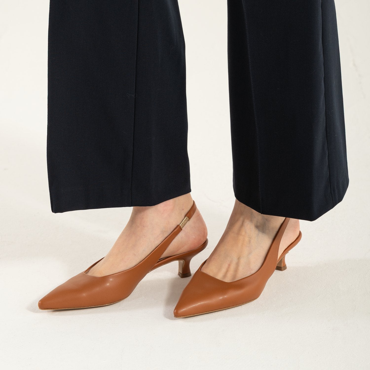 OMNIYA™ | Scarpe con Tacco Basso Cuoio