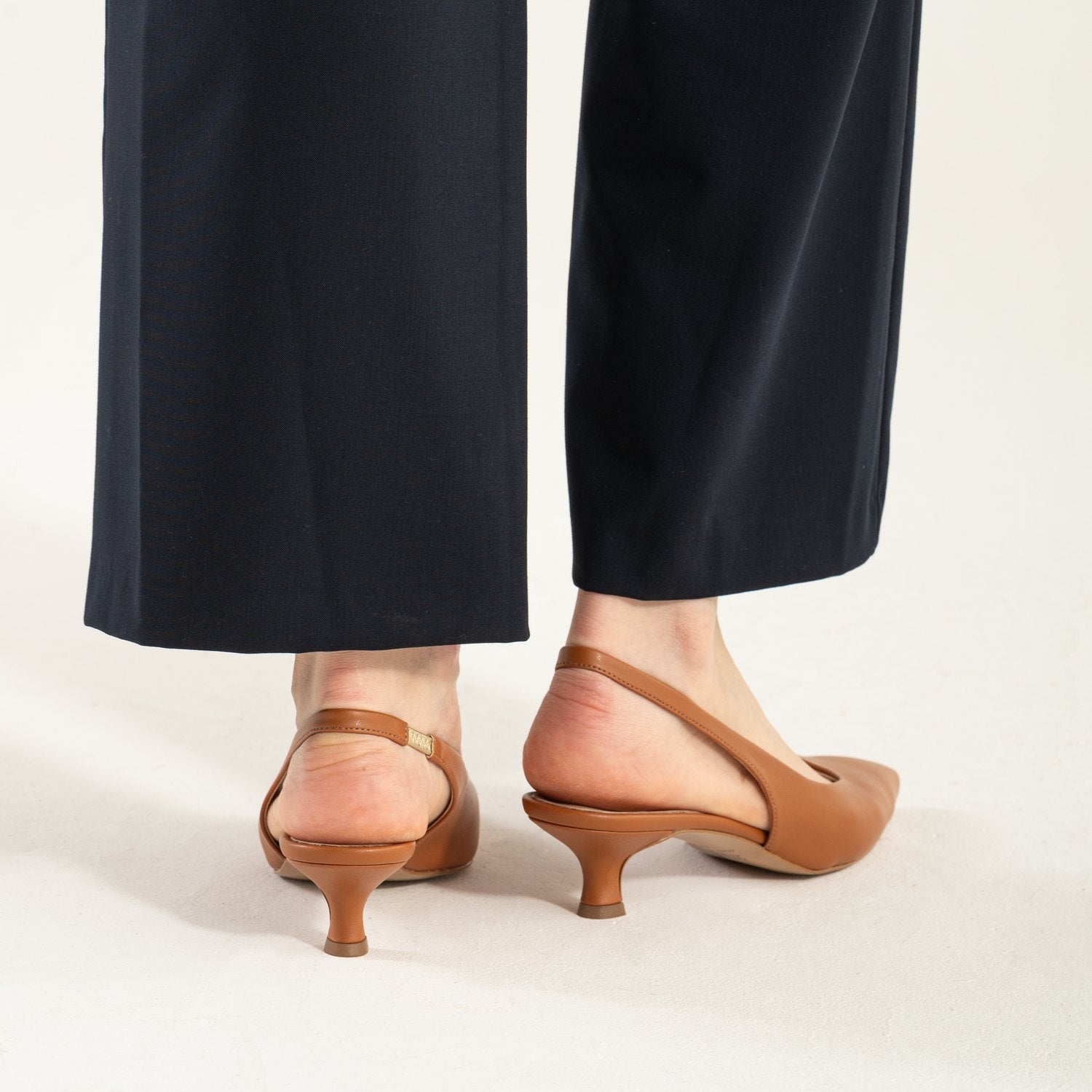 OMNIYA™ | Scarpe con Tacco Basso Cuoio