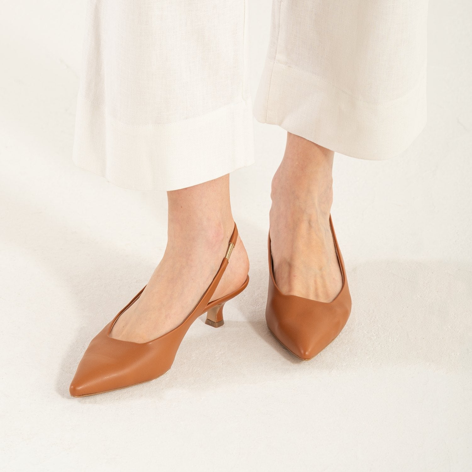 OMNIYA™ | Scarpe con Tacco Basso Cuoio