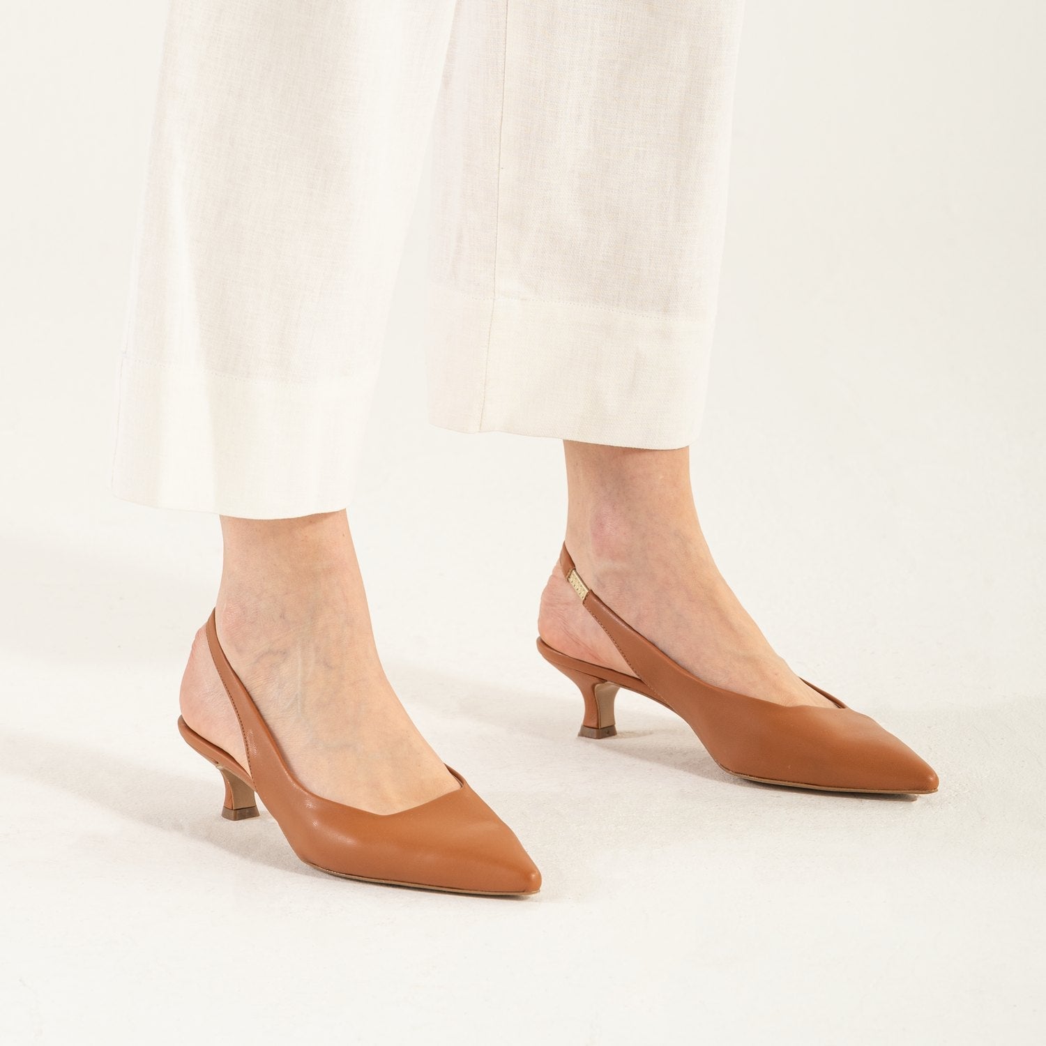 OMNIYA™ | Scarpe con Tacco Basso Cuoio